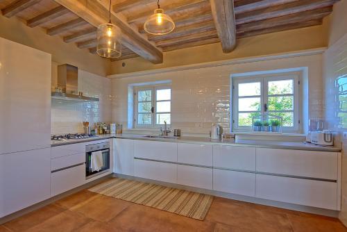 Gambaroncia Villa Sleeps 10 Pool Wifi