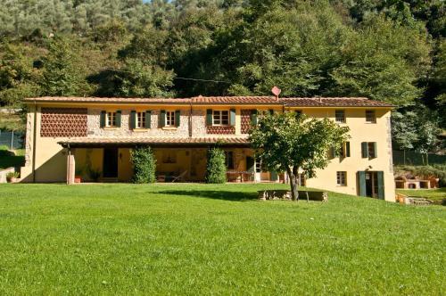 Montebello Villa Sleeps 11 Wifi