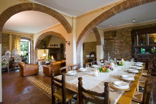 San Gimignano Villa Sleeps 18 Pool Wifi