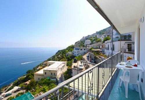 Praiano Apartment Sleeps 5 T721480