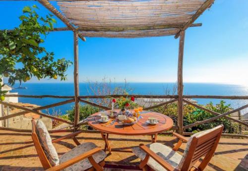 Praiano Apartment Sleeps 2 T721483