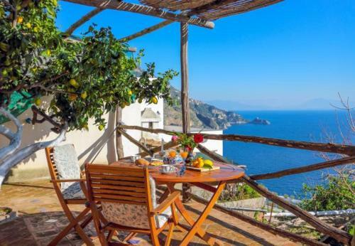 Praiano Apartment Sleeps 2 T721483