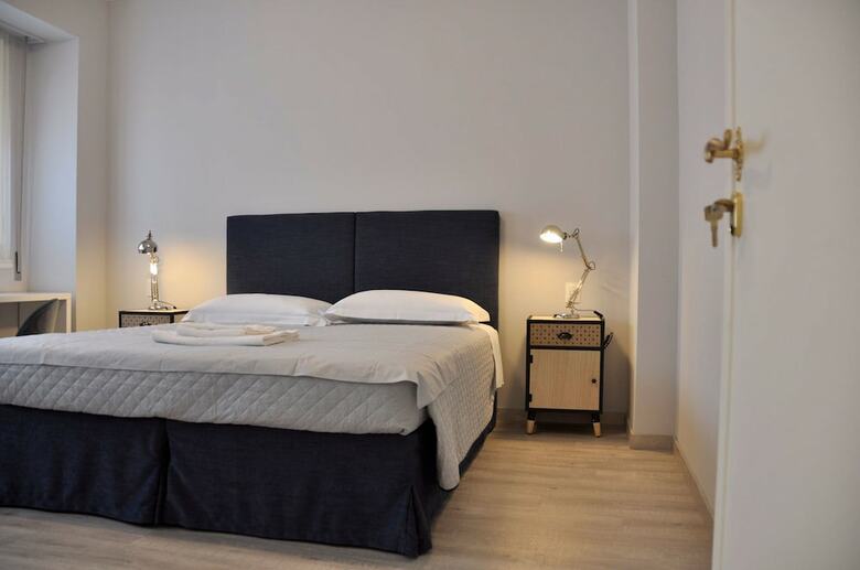 Hostal Dimora 16 Rooms & Garden
