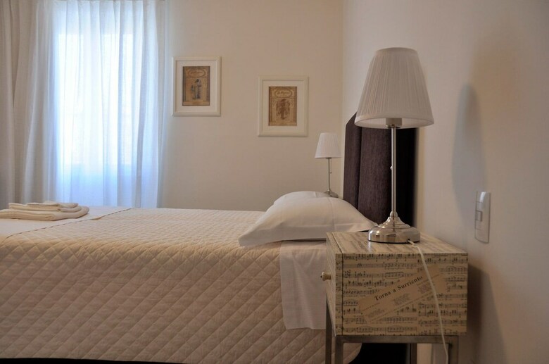 Hostal Dimora 16 Rooms & Garden