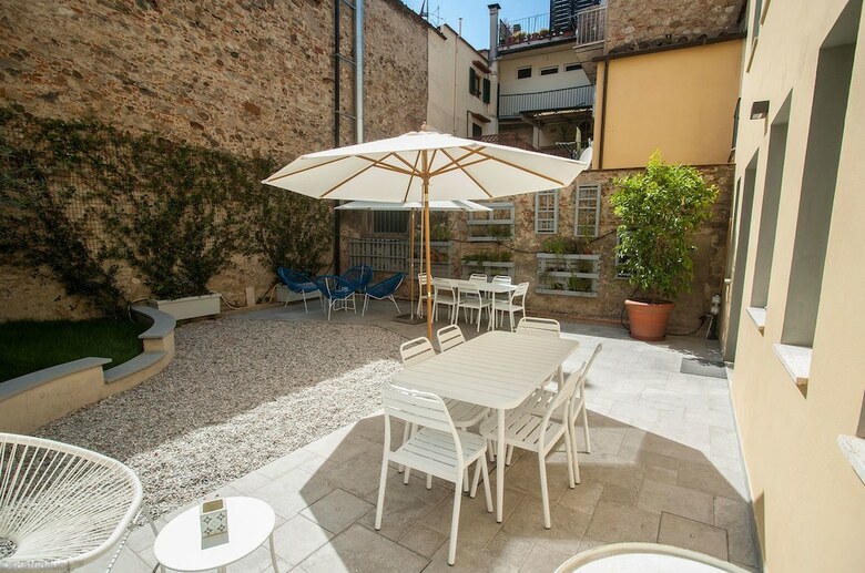 Hostal Dimora 16 Rooms & Garden