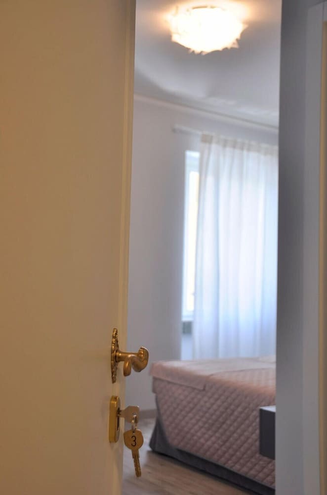Hostal Dimora 16 Rooms & Garden