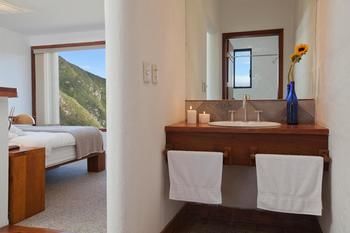 El Crater Hotel