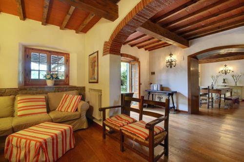 Ostina Villa Sleeps 12 Pool Wifi