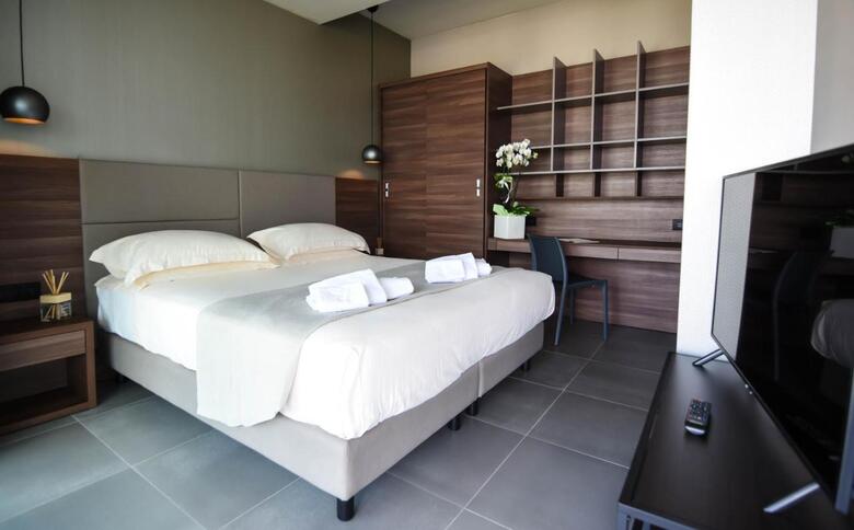 Waldorf Suite Hotel