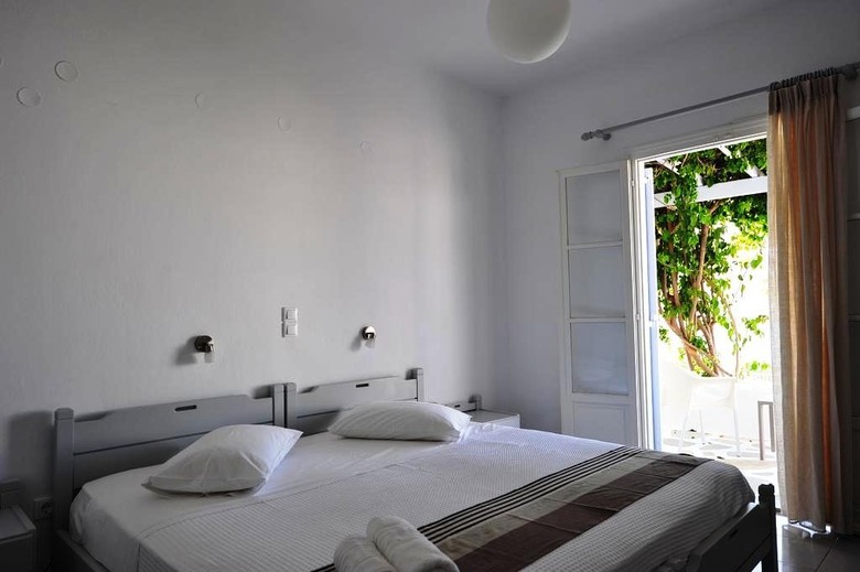 Akrotiri Hotel