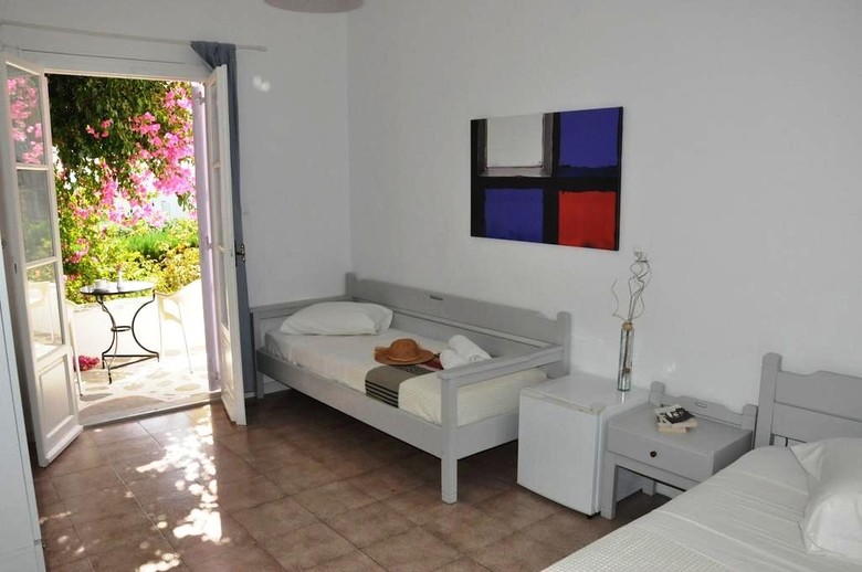Akrotiri Hotel