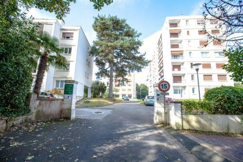 Apartamento Amazing Two Bedroom Flat With Balcony
