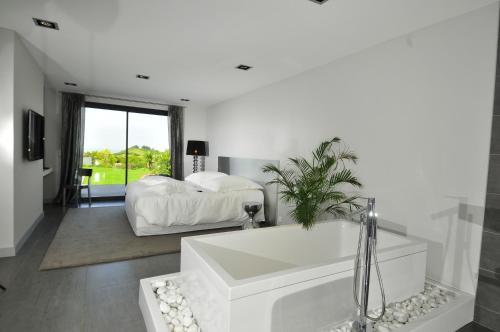 Saint-jean-de-luz Villa Sleeps 12 Pool Air Con Wifi