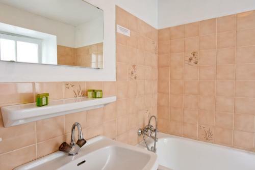Hotel Logis H�tel Baratxartea