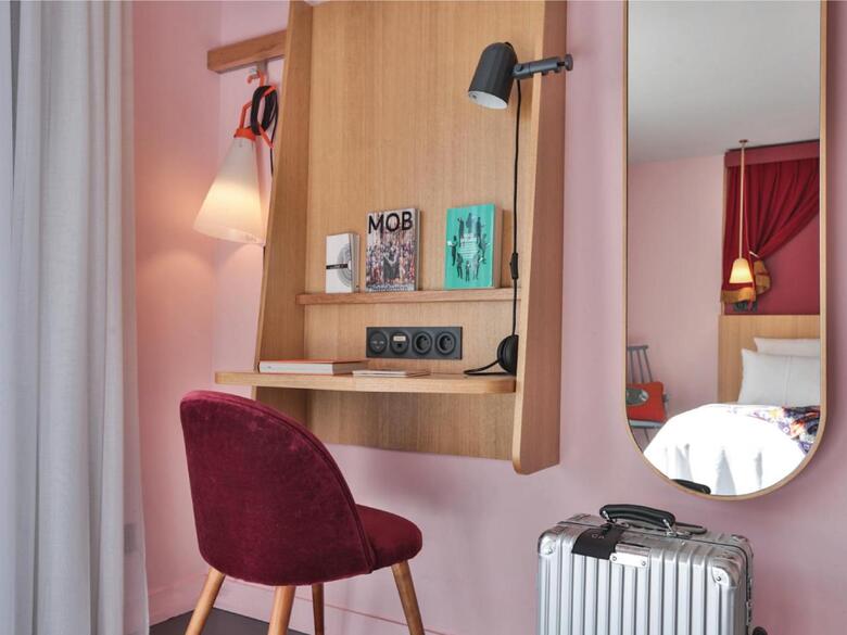 Mob Hotel Paris Les Puces