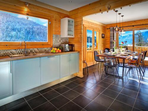 Chalet Carter - Ovo Network