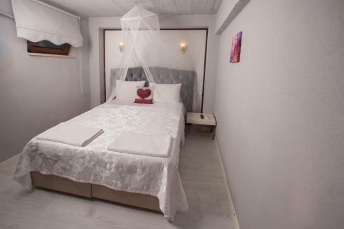 Iola Hotel