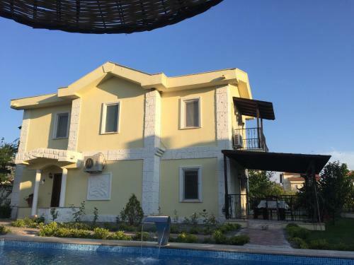 Villa Yellow