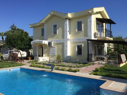 Villa Yellow