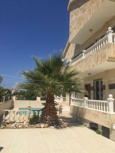 Villa With Private Pool In Altinkum District