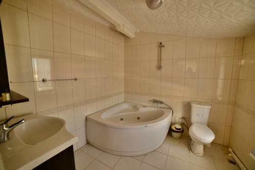 Bed & Breakfast Cave Seasons Deluxe Hotel