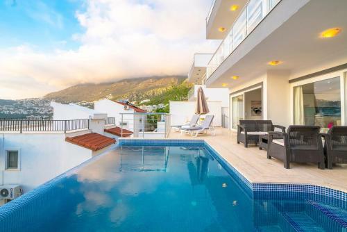 New Age Villa Maria