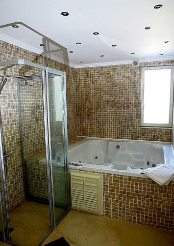 6 Bedroom Villa With Private Pool