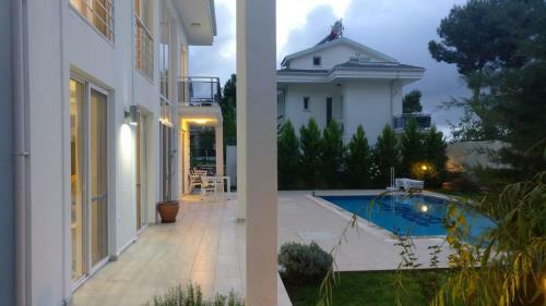 Khan Villa