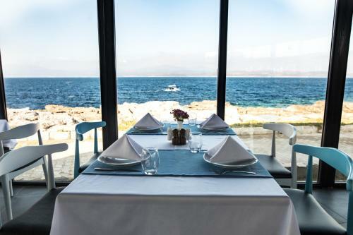 Maya Bistro Hotel & Beach