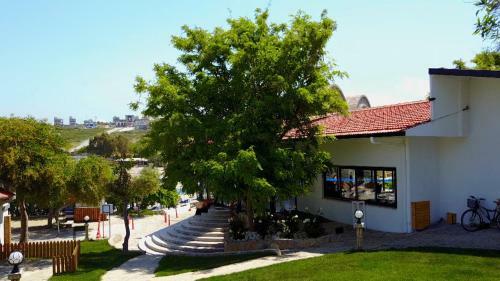 Maya Bistro Hotel & Beach