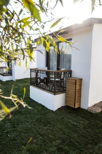 Maya Bistro Hotel & Beach