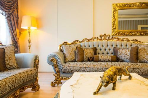 Real King Suite Hotel