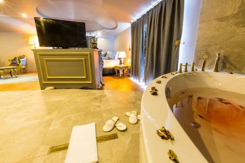 Real King Suite Hotel