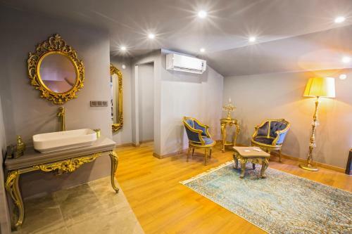 Real King Suite Hotel