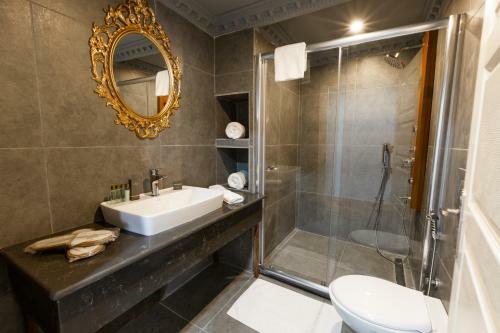 Real King Suite Hotel