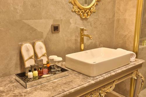 Real King Suite Hotel
