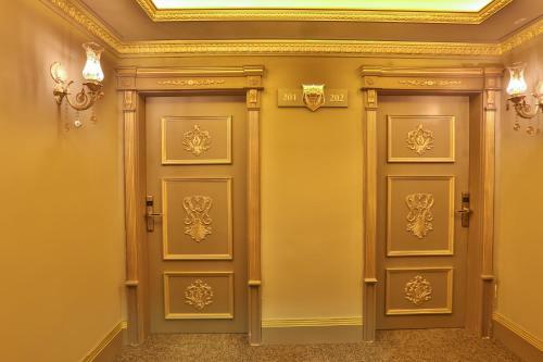 Real King Suite Hotel
