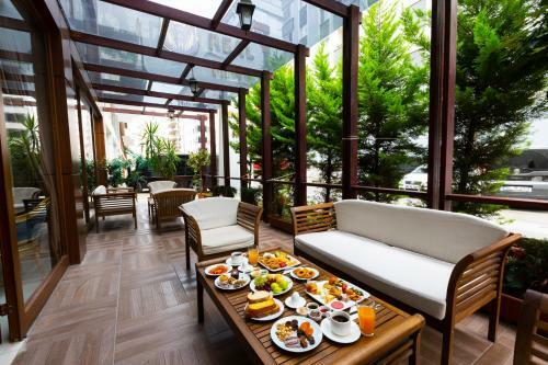 Real King Suite Hotel