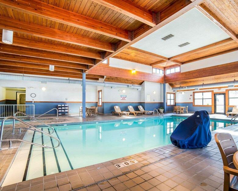Hotel Quality Inn  Suites Brossard