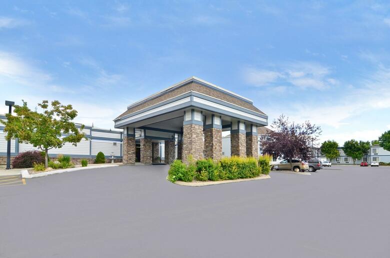 Hotel Quality Inn  Suites Brossard