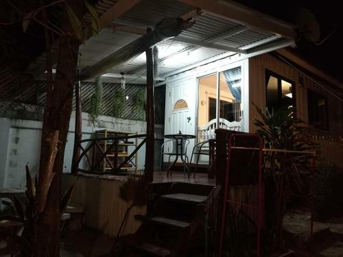 Cozy Homestay Beachfront Bungalow