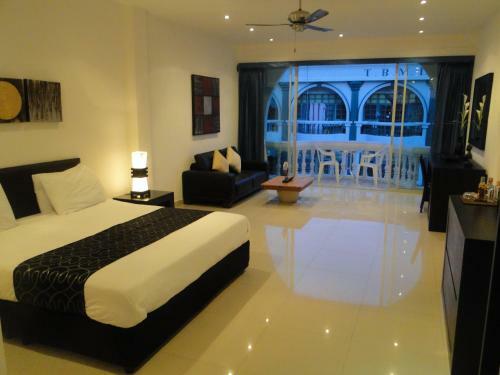 Hotel East Suites