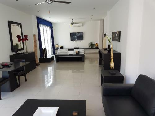 Hotel East Suites