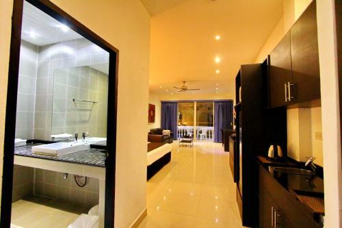 Hotel East Suites