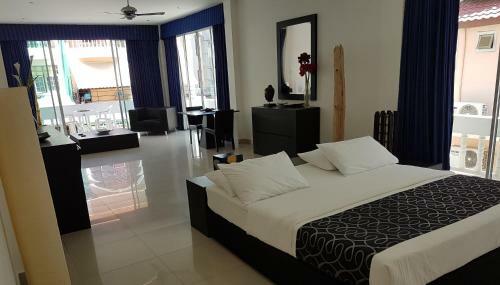 Hotel East Suites