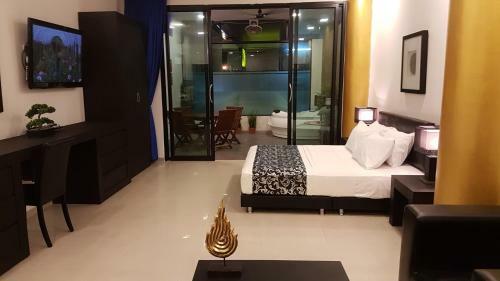 Hotel East Suites