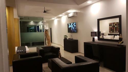 Hotel East Suites