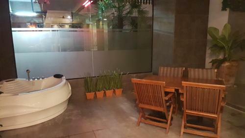 Hotel East Suites