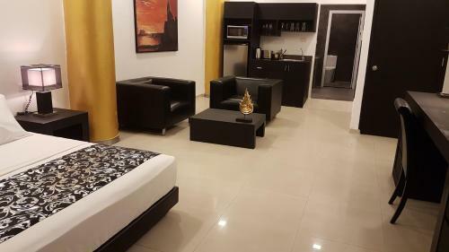 Hotel East Suites