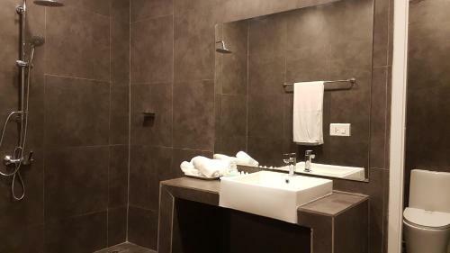 Hotel East Suites